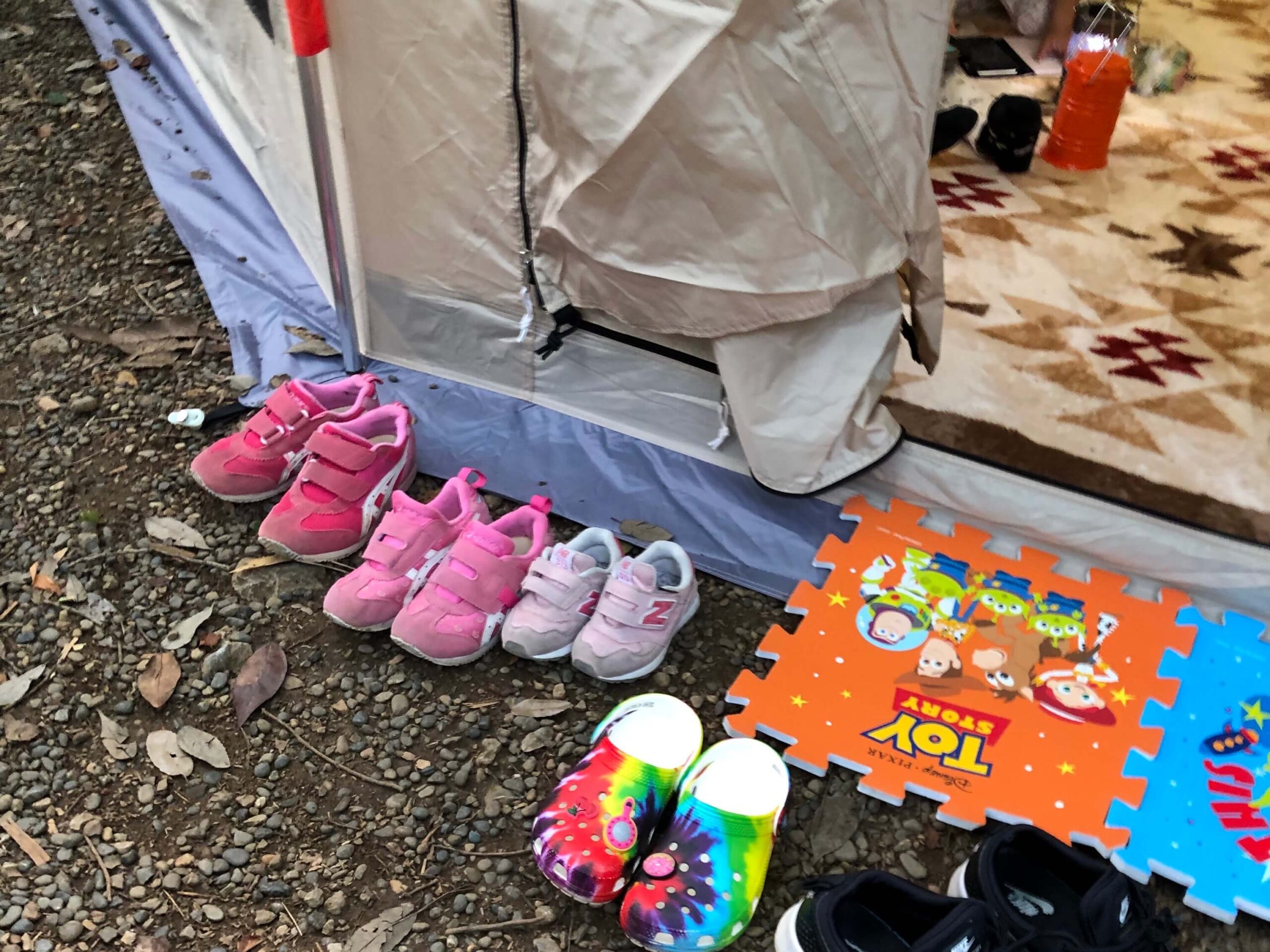 テント入り口に並んだ子供の靴