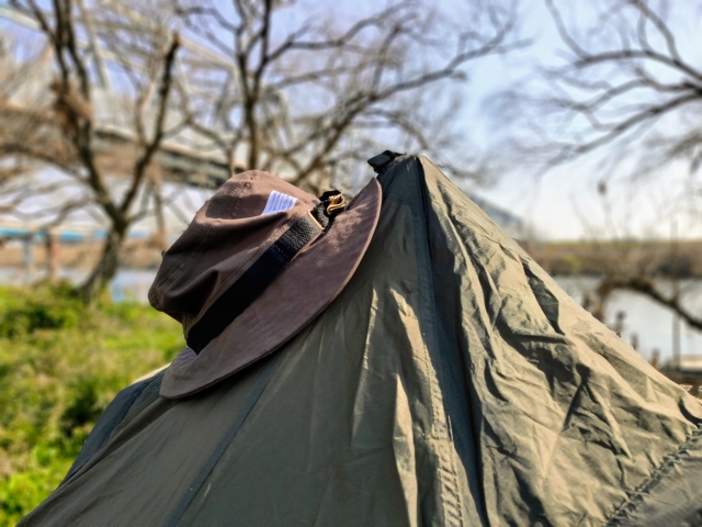 テントにかけてある帽子