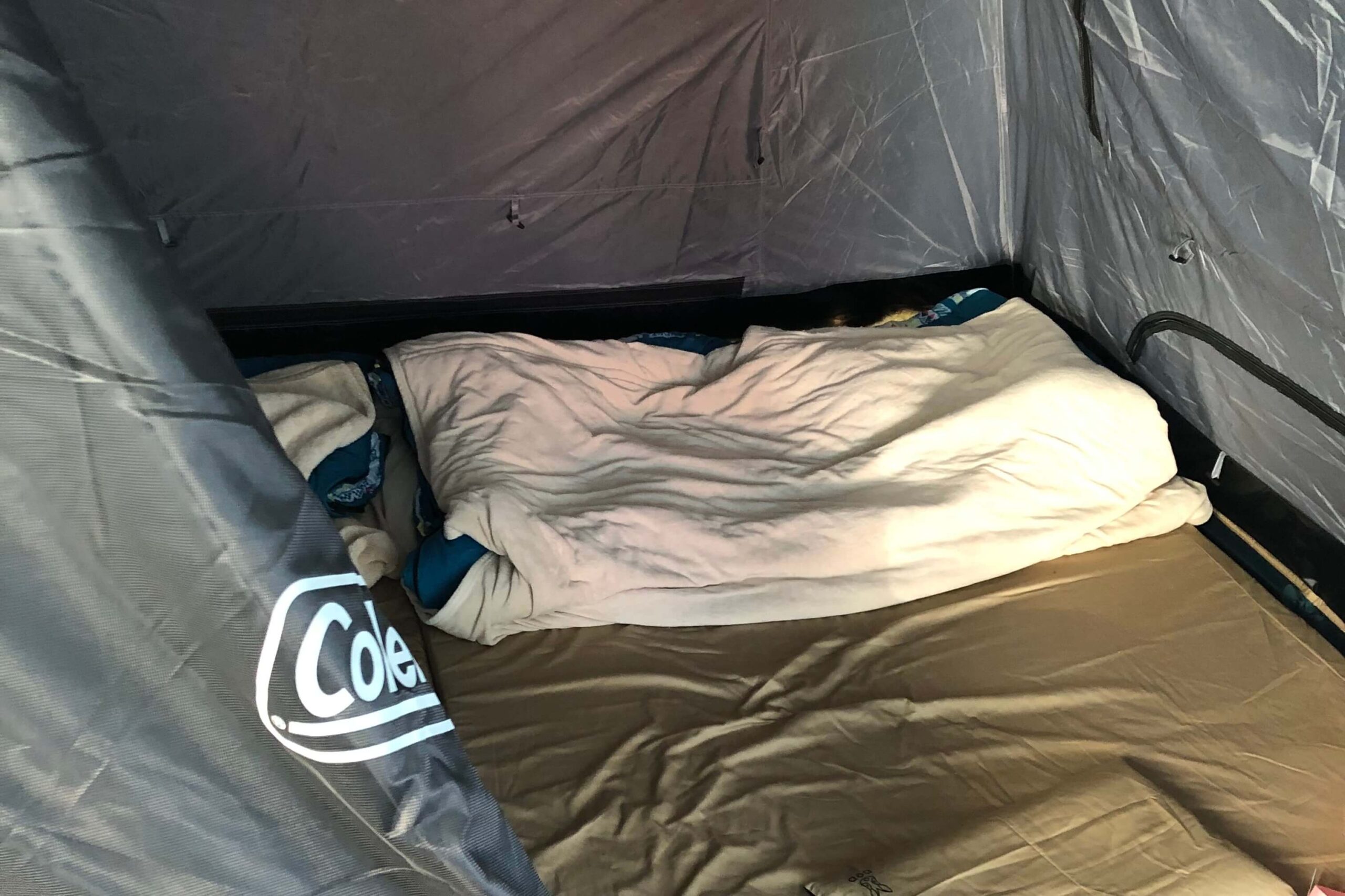 テント内の寝具
