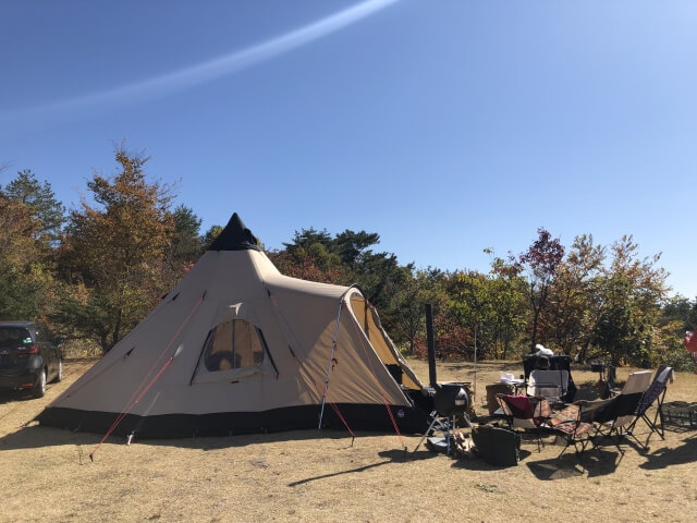 テントやチェアなどファミリーキャンプの様子