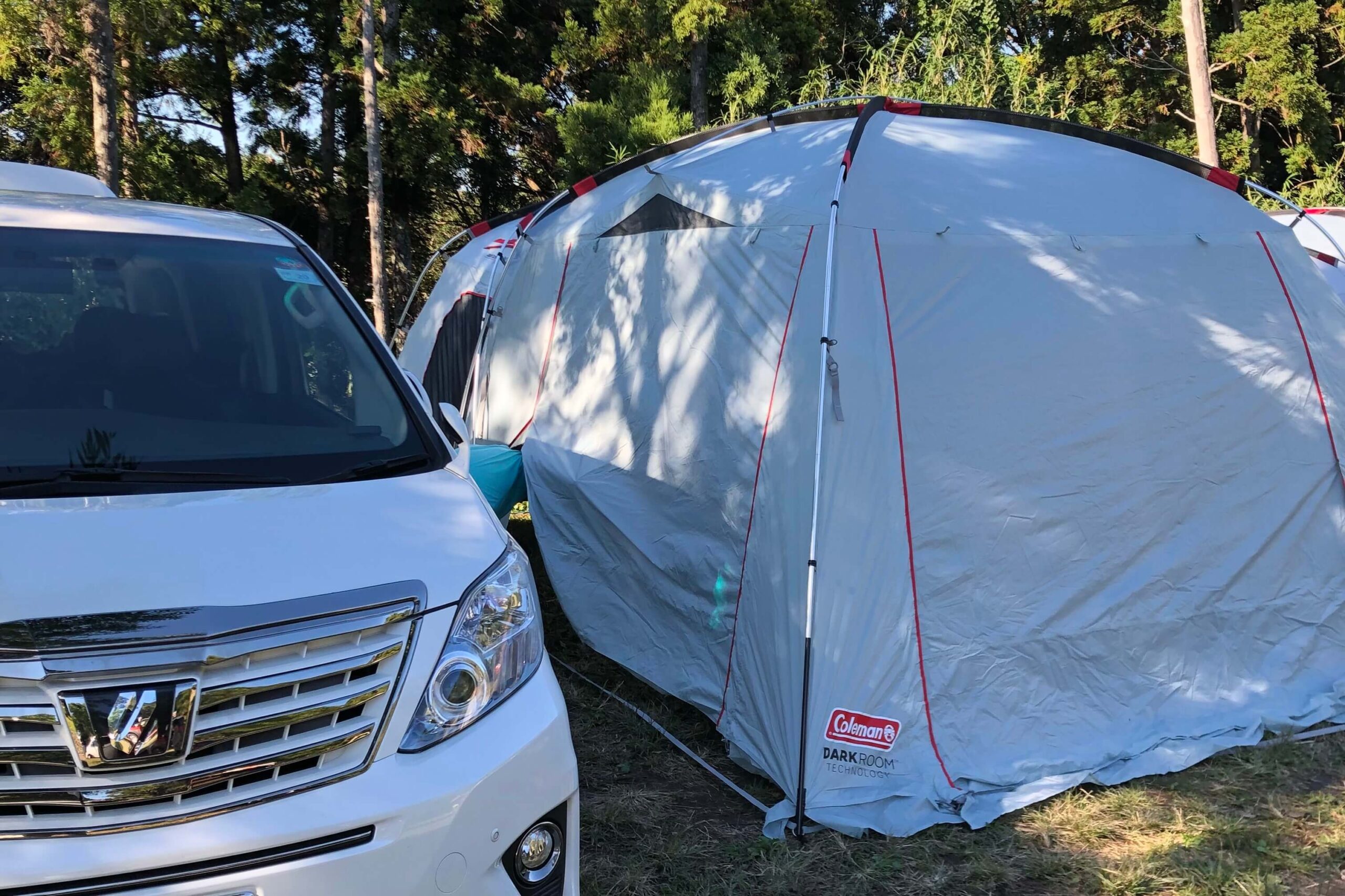 キャンプサイトのテントと車