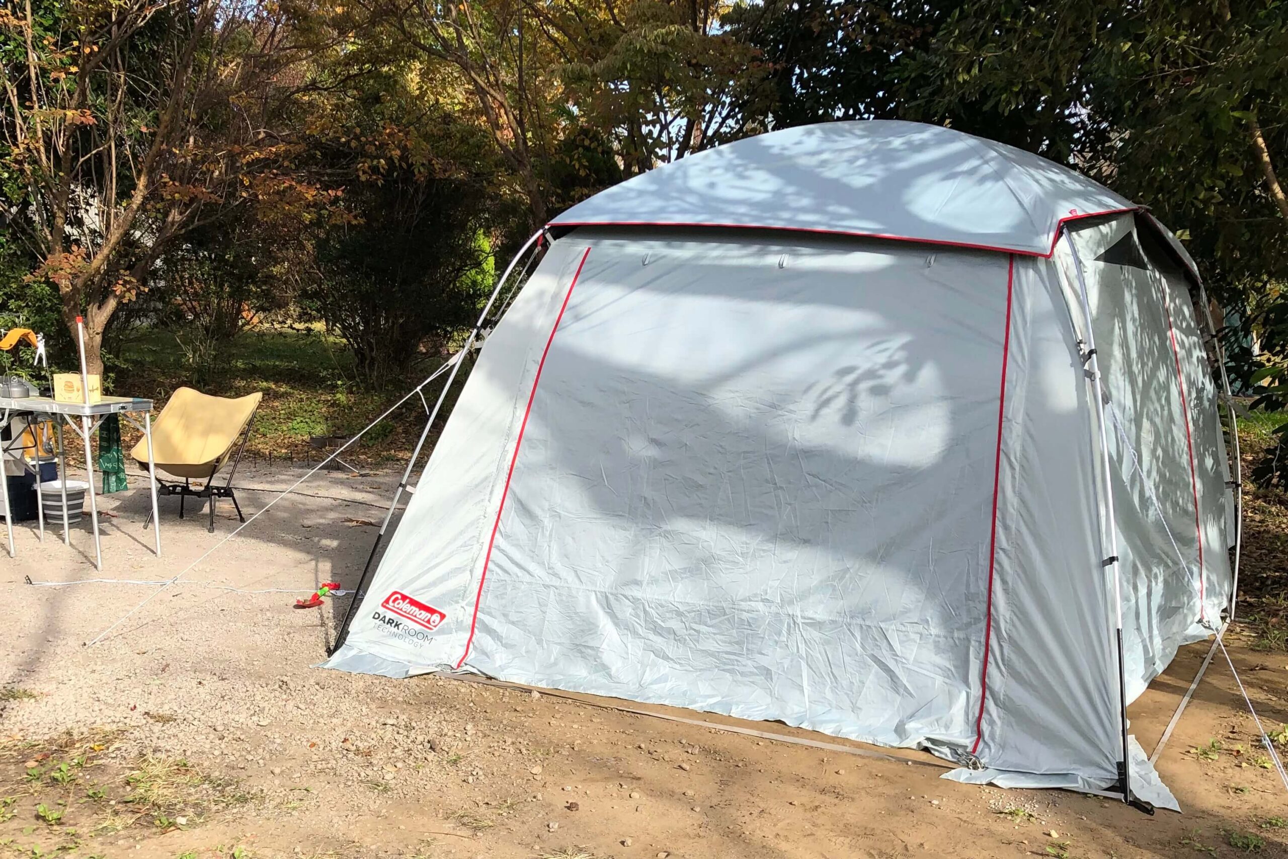 キャンプサイト内に立てられた2ルームテント